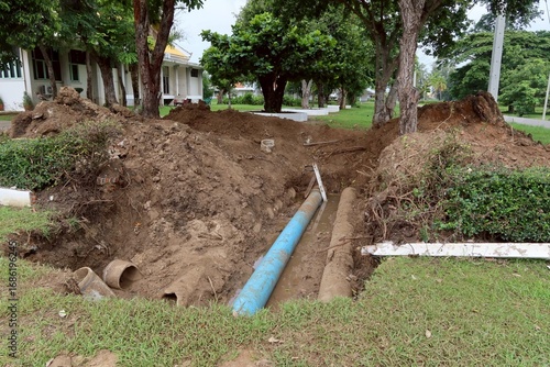 sewer repair Place a drain in the ground.	