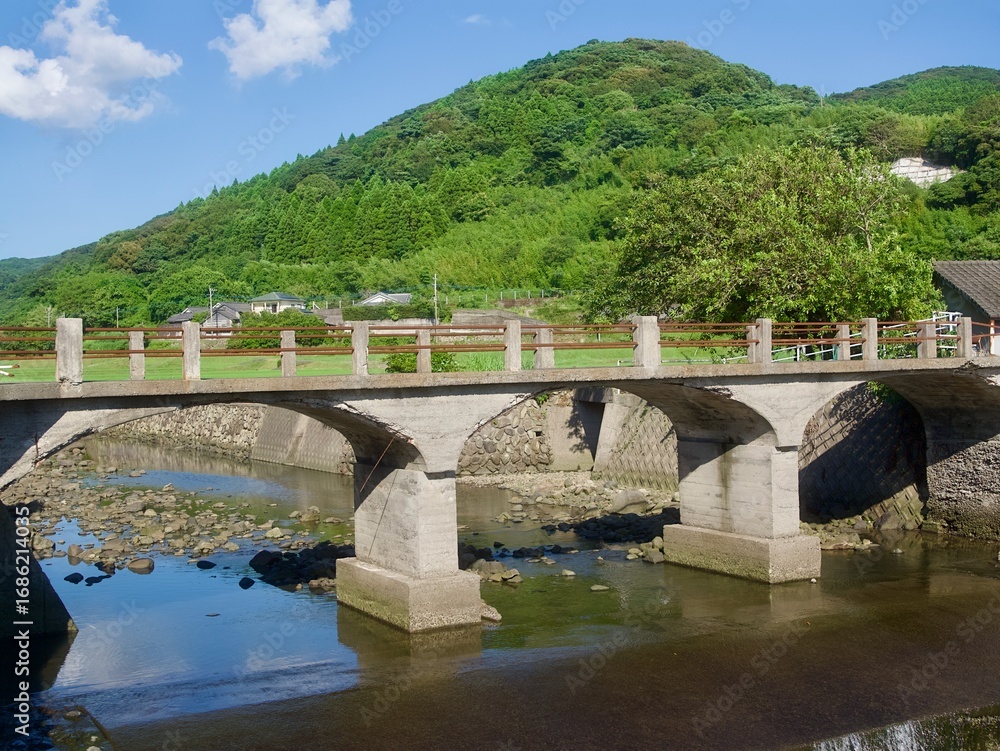 Fototapeta premium 山間の田舎の風景