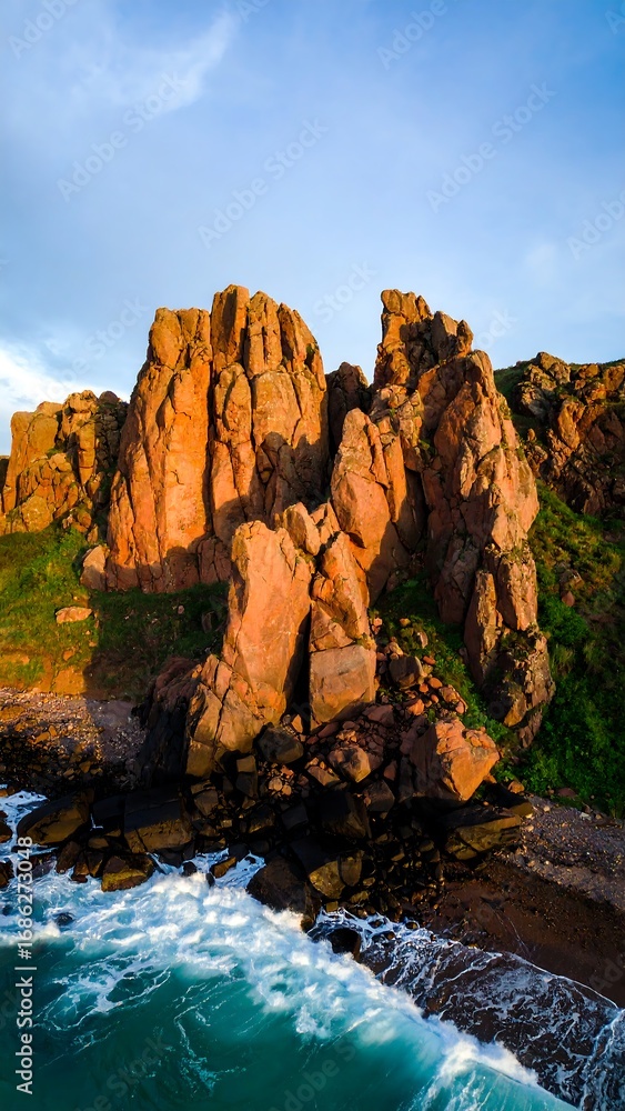 Obraz premium Dramatic coastal rocks at sunset