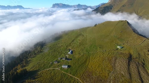 Alpages de Haute-Savoie en automne – Vidéo Drone 4K dans la brume face aux Alpes