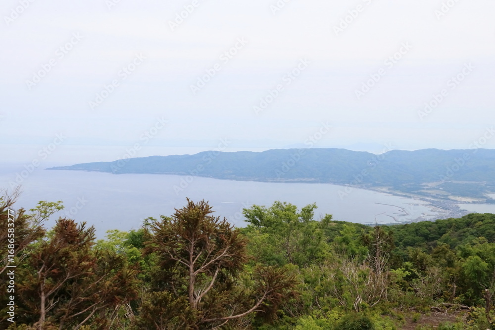 Obraz premium 春の佐渡島。尻立て山山頂より両津湾を望む。