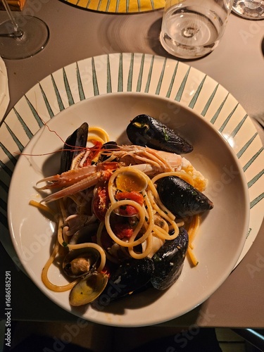 cena con spaghetti allo scoglio nel ristorante italiano, 