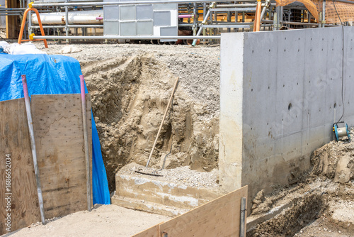 大型ビルの外構工事、スロープを来るために掘った穴