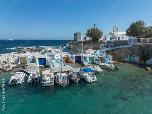 Fotografie aeree dell isola di Milos in grecia