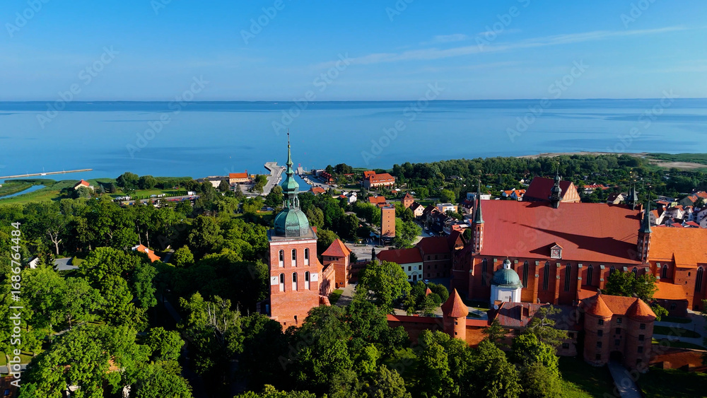 Obraz premium city ​​streets old town houses city center view from above Frombork Poland