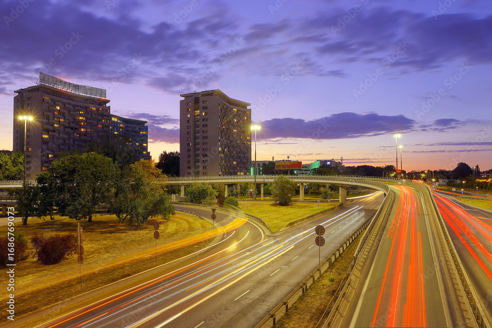 Fototapeta premium Autobahn im städtischen Bereich