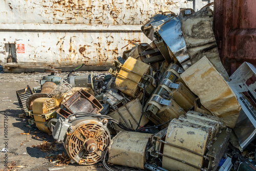 Wallpaper Mural Alte Elektromotoren und Transformatoren auf Schrotthaufen, Köln, Nordrhein-Westfalen, Deutschland Torontodigital.ca