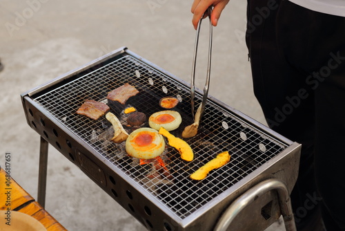 Naklejka バーベキューで野菜と肉を焼く