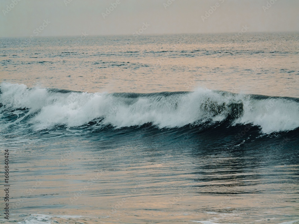 Fototapeta premium Serene ocean wave under pastel sky