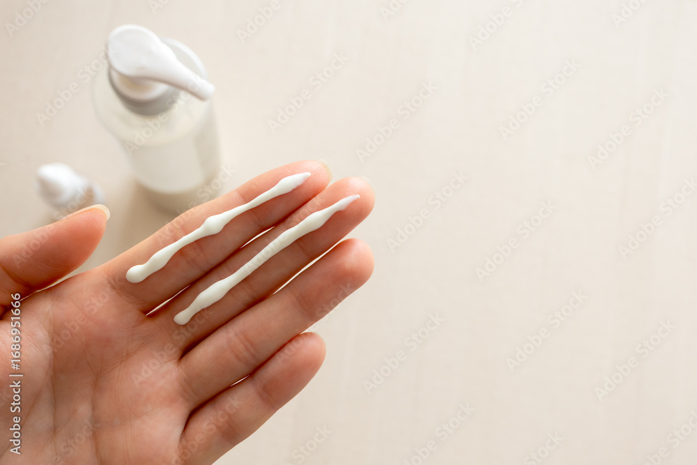 Canvas-taulu Female hand with sunscreen cream stripes on two fingers