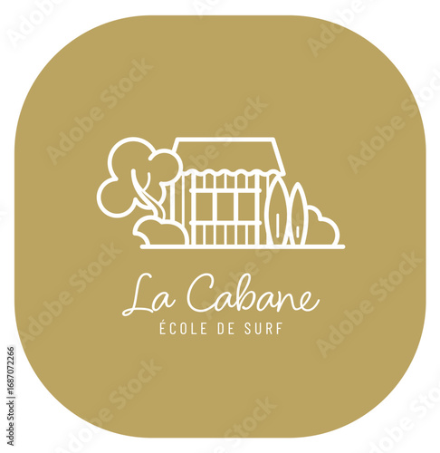 Logo surf shop moderne : une cabane en bois face à la plage, deux planches de surf posées devant, un arbre en premier plan, esprit des Landes et de l'océan