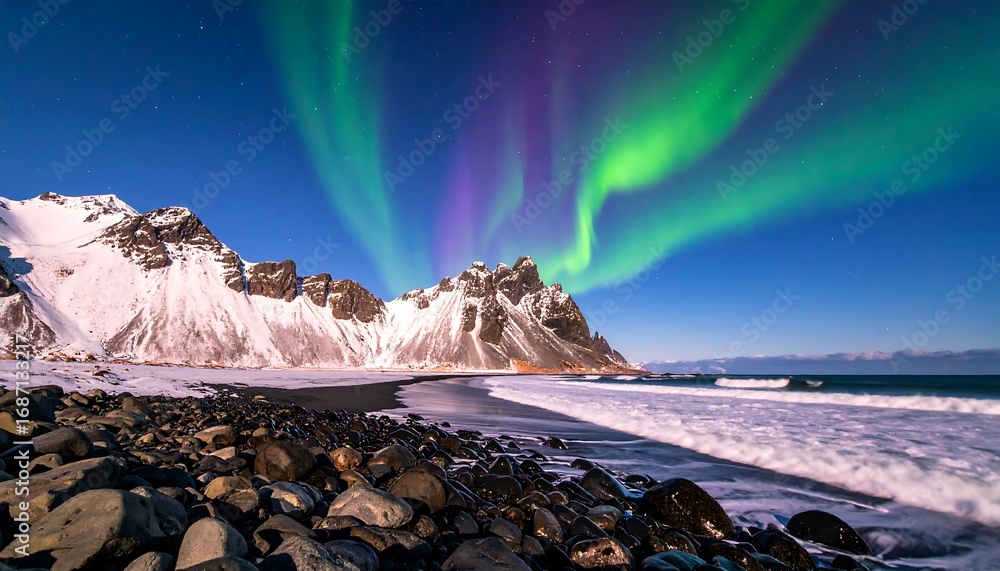 Naklejka premium Northern Lights over a winter beach