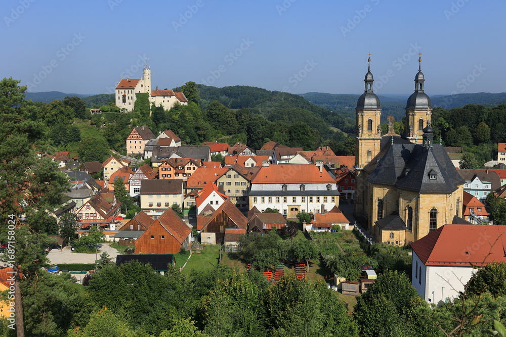 Obraz premium Blick auf den Ort Gößweinstein mit Kirche und Schloss