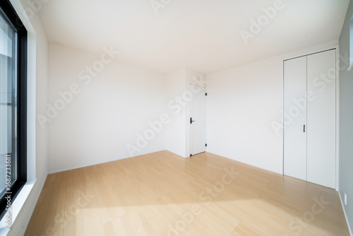 Empty bright room with wooden floor ― 木の床の明るい空室