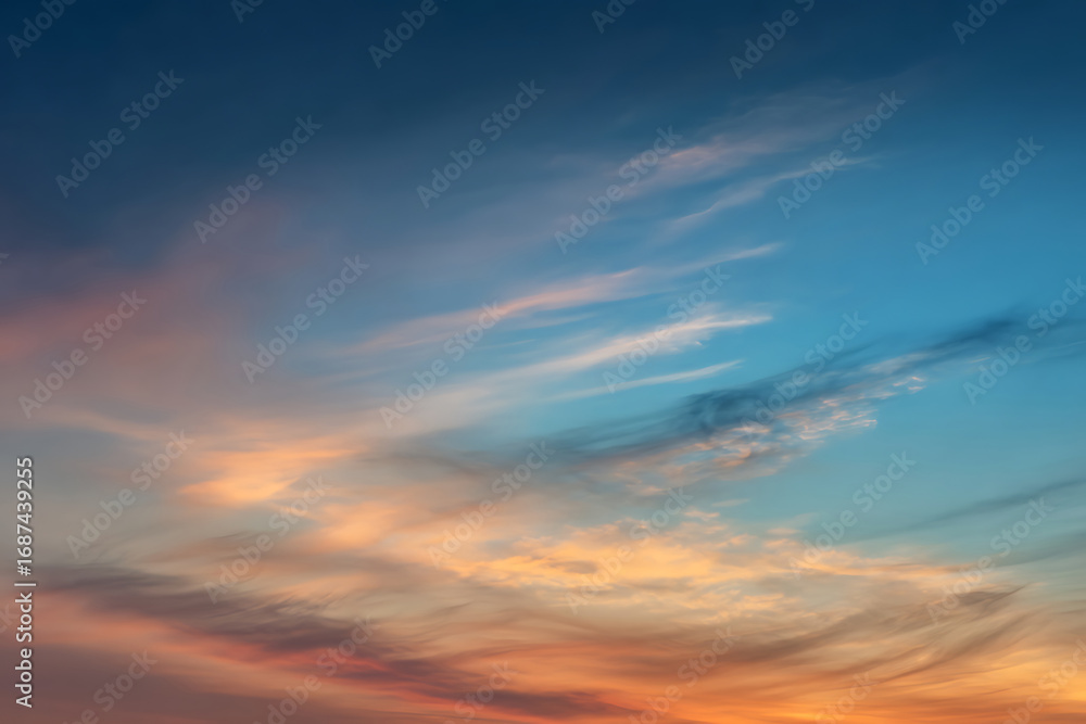 Obraz premium Ethereal Twilight Canvas: Soft Clouds Drifting Across a Fiery Gradient Sky