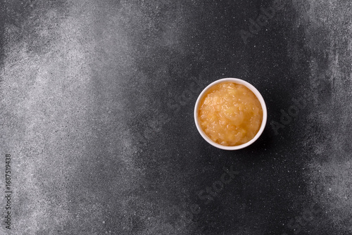Foto Apple sweet sauce, baby food, canned ingredient for desserts