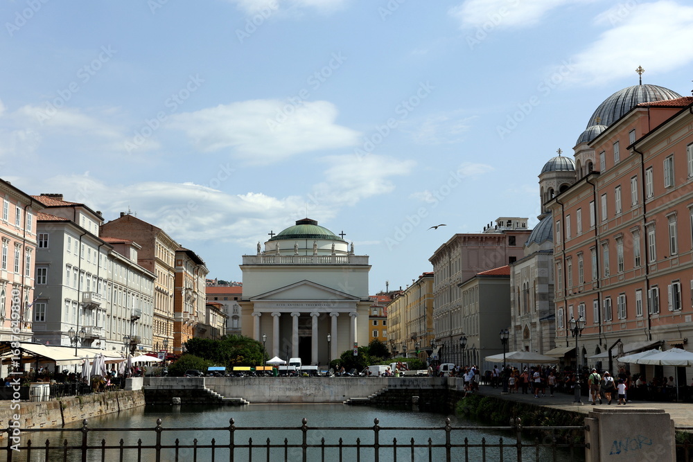 Naklejka premium Gebäude am Canal Grande di Trieste