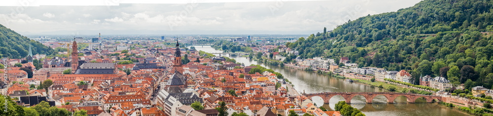 Obraz premium Overhead view of Heidelberg's red-tiled roof cityscape and riverside elegance.