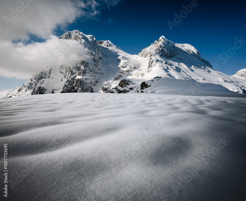 prati di tivo, cima alta, in versione invernale. il gran sasso ricoperto dalla neve spazzolata dal vento