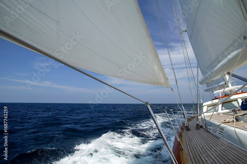 Foto Luxury sailing yacht navigating waves in Phuket's regatta for ultimate relaxatio