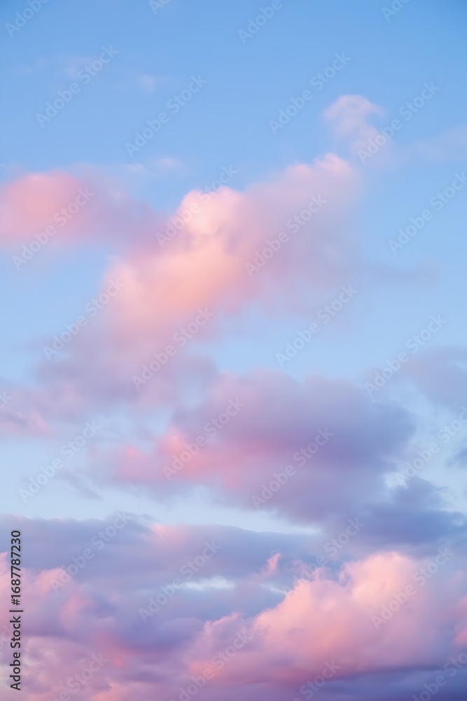 Obraz premium Beautiful pink and purple clouds in the sky
