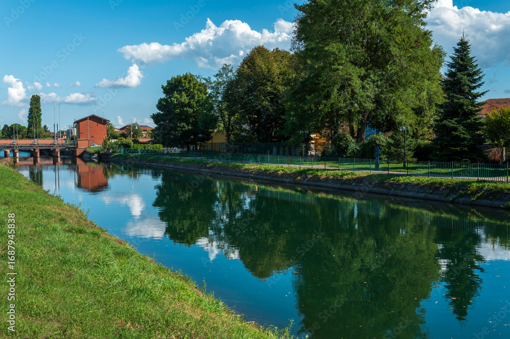 Obraz premium Canale con acqua corrente estate