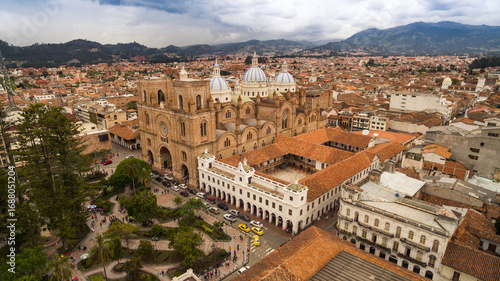Fotografía de la Catedral de Cuenca en Ecuador, con sus imponentes cúpulas azules y arquitectura monumental que resalta entre calles coloniales, reflejando historia, fe y belleza patrimonial en el cor