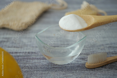 Foto mixing baking soda powder with water for cleaning