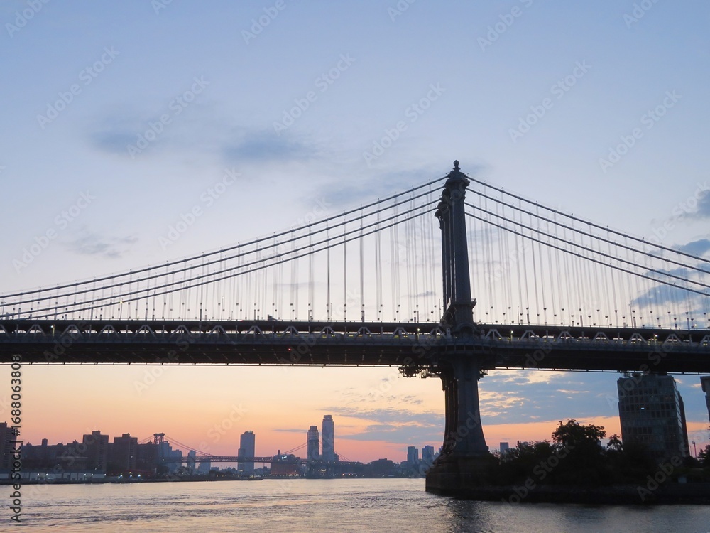 Obraz premium the view from Brooklyn to the Manhattan bridge at dawn, New York