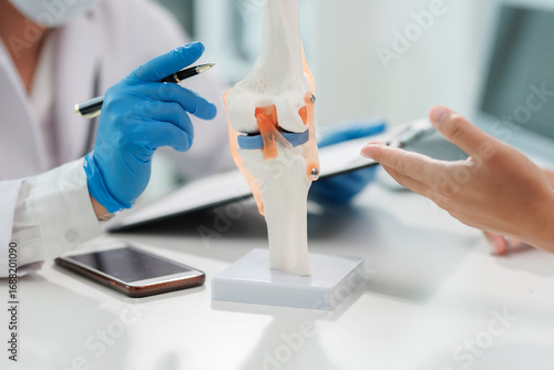 Canvas-taulu Discussion between doctor and patient on knee pain treatment.