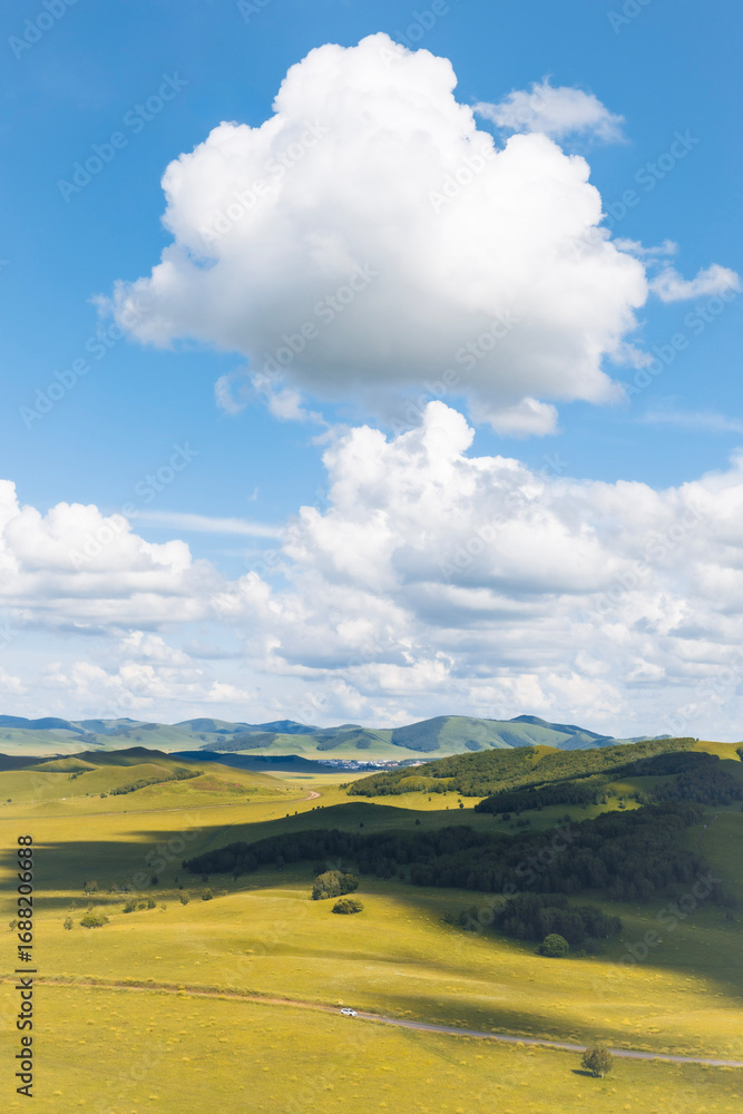Obraz premium a grassland under the clouds