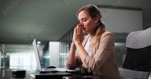 Tableau sur toile Finding Solace: A Christian Woman Seeking Peace Through Prayer