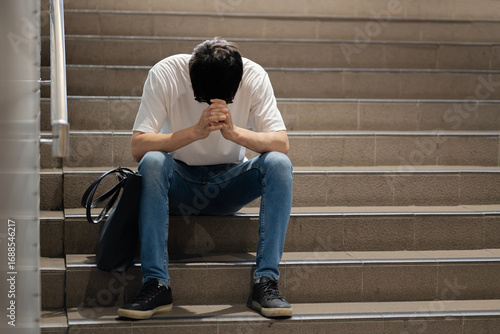 Foto 憂鬱な表情の男性