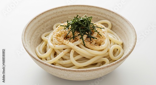 うどん滑らか艶やか 白磁器の器に盛る 風味豊か. AI Generated