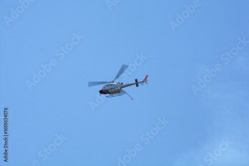 Elicottero in missione antincendio in montagna.
Giffoni Valle Piana,Sud Italia,9 Agosto 2025.