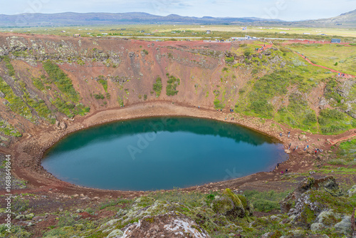 Cratère du Kerið, avec son lac turquoise et ses parois rouges, dans le Cercle d'Or, en Islande