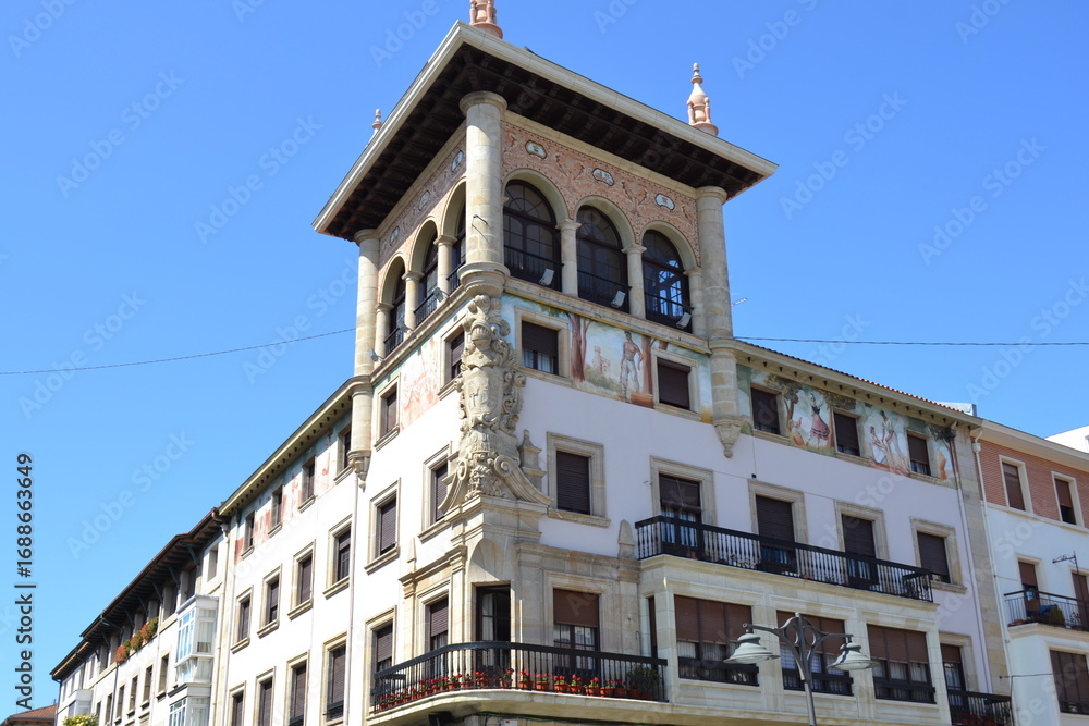 Obraz premium fachada con torreta