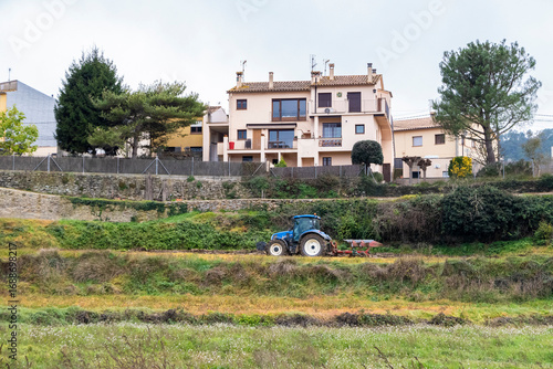 Tractor arando la tierra