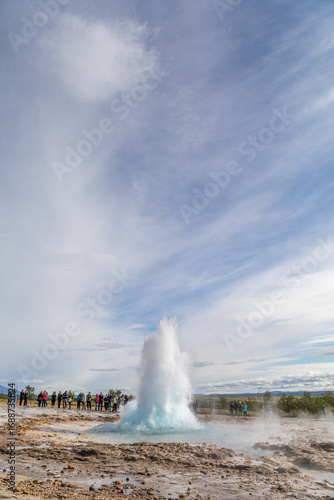 Éruption du geyser gazeux de Strokkur sur le site de Geysir, dans le Cercle d'Or, en Islande