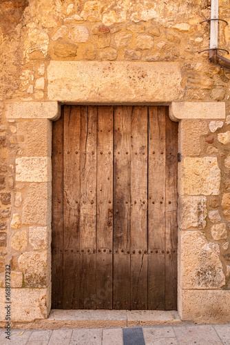 Puerta de casa antigua de pueblo