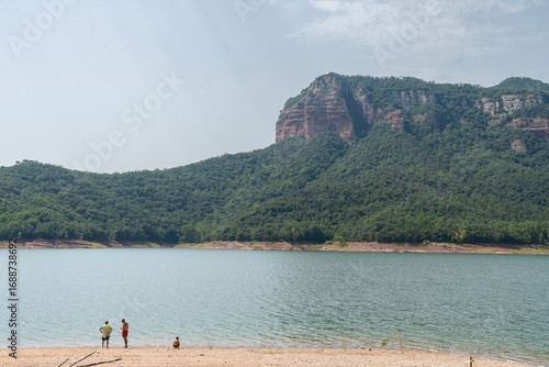Lago y montaña con cielo azul