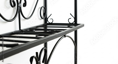 黒鉄製棚 美しい曲線 エレガントなデザイン シンプルモダンなインテリアに最適. AI Generated