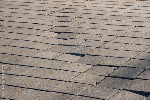 Foto Damaged Paving Stones Caused by Groundwater Erosion and Lack of Drainage System