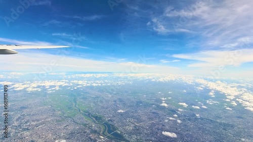 飛行機の窓からの眺め