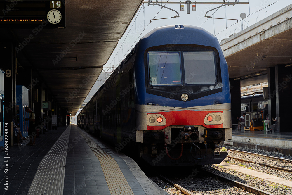 Obraz premium Regional old style train at railway platform