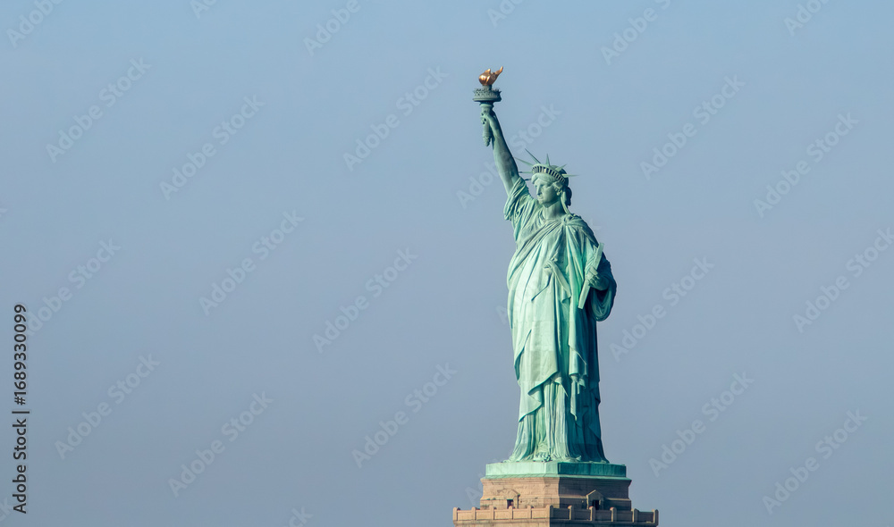 Fototapeta premium Estatua de la Libertad, La Libertad Iluminando al Mundo, Estados Unidos. La famosa estatua neoyorquina se encuentra en la Isla Ellis. EE. UU.