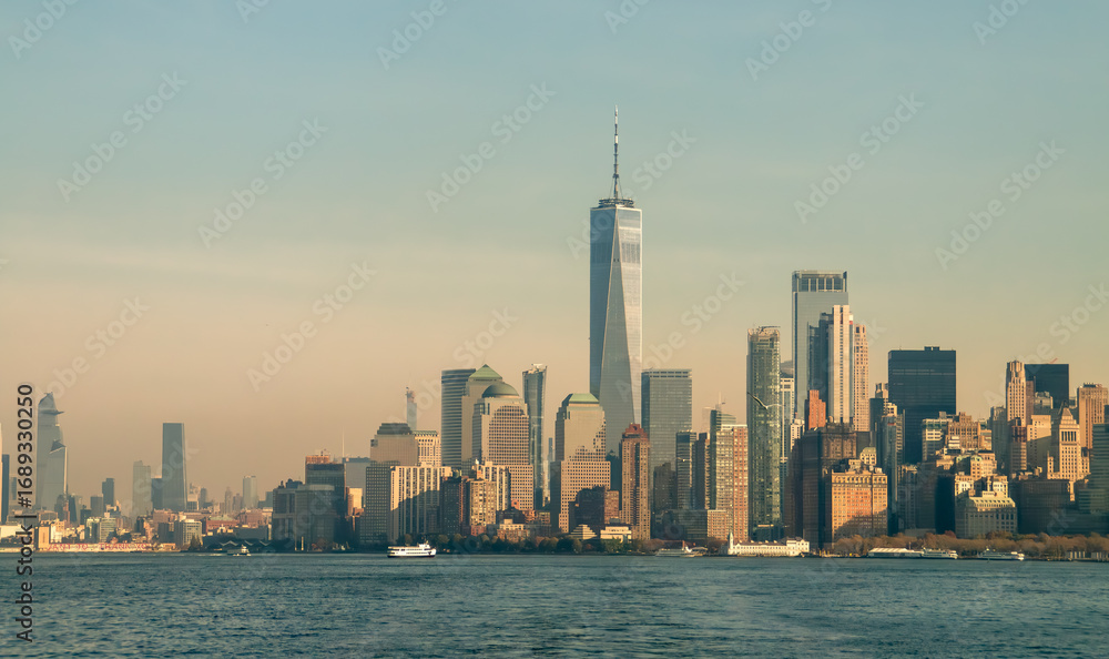 Fototapeta premium Vista panorámica de la ciudad de Nueva York desde Staten Island, EE.UU. Rascacielos del Distrito Financiero al sur de la isla de Manhattan.