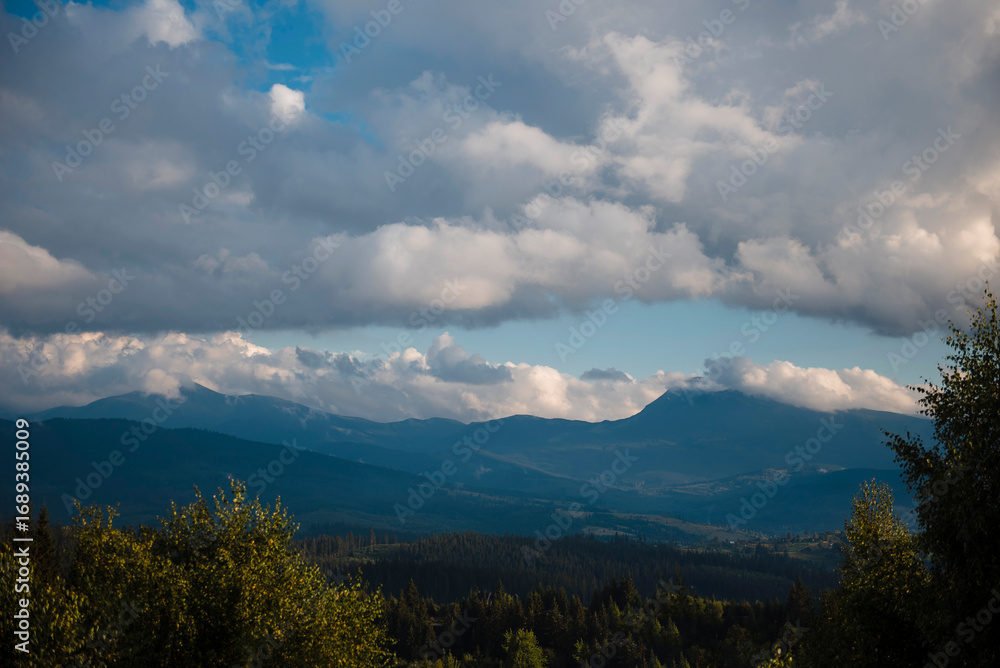 Obraz premium Mountain Landscape with Clouds and Greenery
