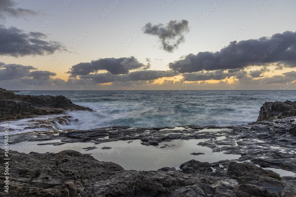 Obraz premium An interesting geological formation on the east coast of Gran Canaria, right on the border of the mainland and the ocean. Spain El Bufadero