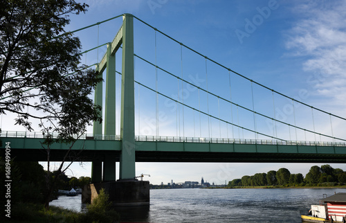 Rodenkirchener Brücke in Köln mit Ansicht auf das linke Ufer vom Rhein.